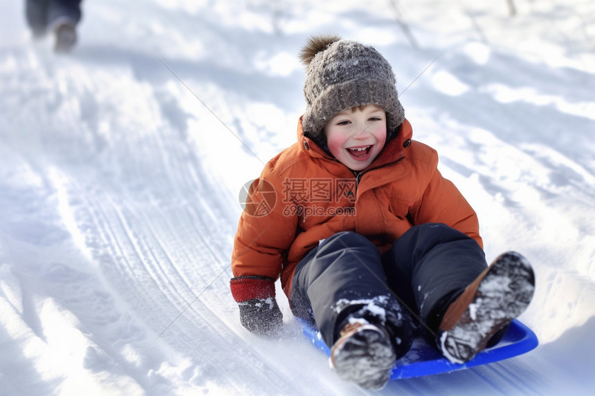 穿红色衣服的儿童在滑雪图片
