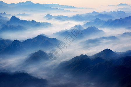 云卷云舒的山脉背景图片