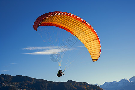自由飞翔的滑翔伞运动图片