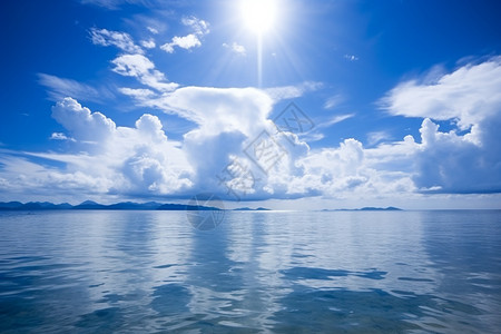 蓝天白云下的湖水图片
