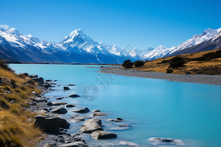 户外的雪山湖泊图片