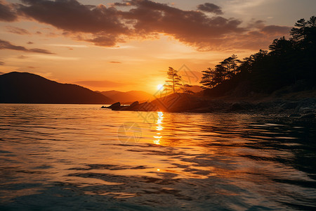 夕阳下平静的海面图片