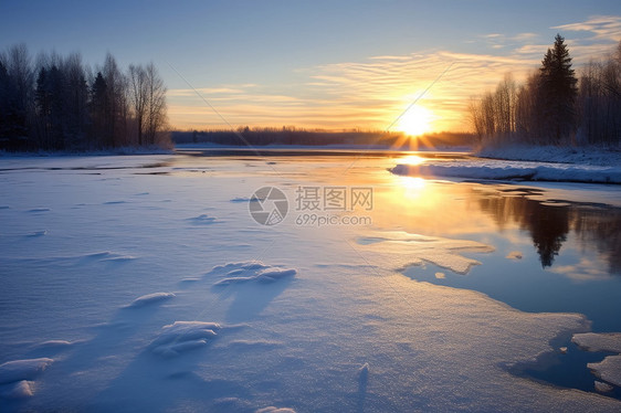 夕阳下的水面图片