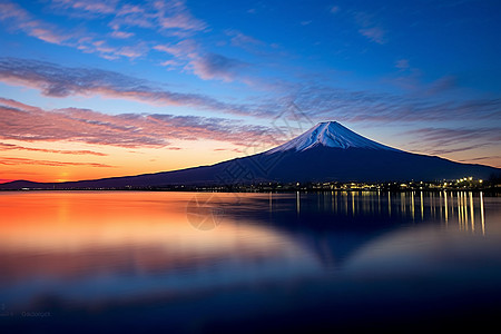 火山下的湖泊图片