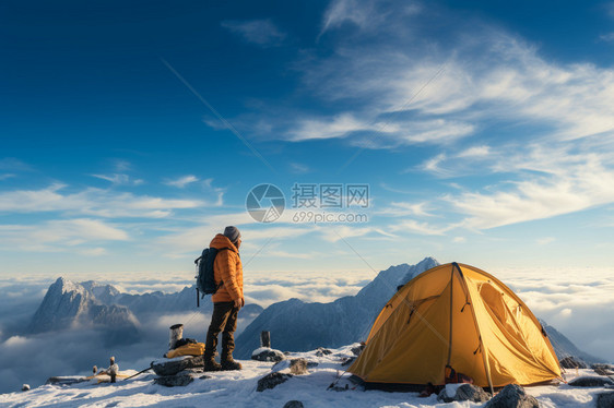 冬季户外的登山爱好者图片