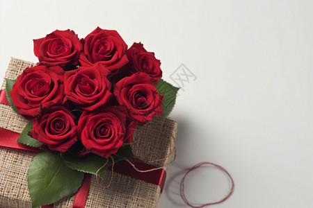 礼物包装上的玫瑰花束图片