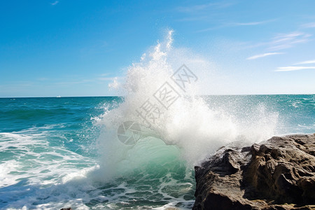 海浪掀起的海边浪花图片