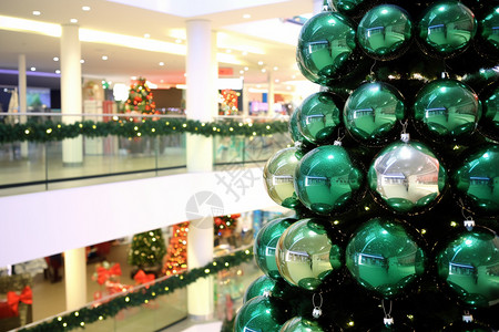 商场室内庆祝节日装饰的圣诞树背景图片