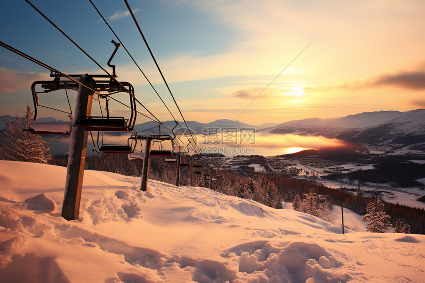 日落时雪山中的缆车图片