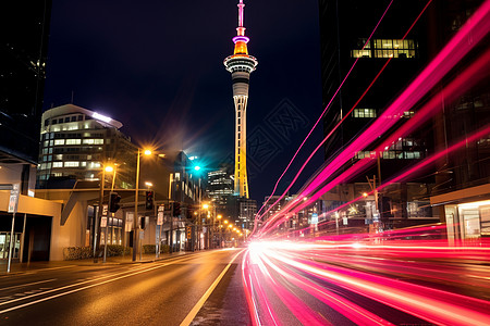 夜晚市中心的交通要道图片