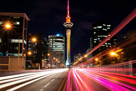 夜晚灯火通明的城市道路图片