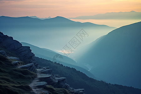 黎明初升的太阳背景图片