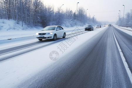 冬天公路上的汽车图片