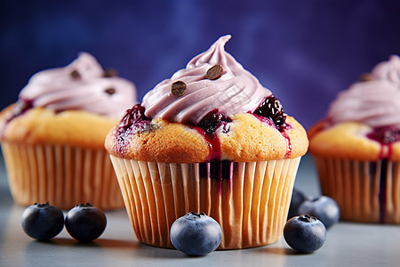 手工烘焙的蓝莓纸杯蛋糕图片