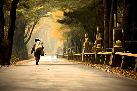 秋季公园小路上的行人背景图片