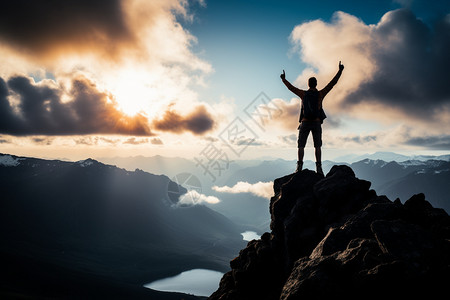 登上山顶的男人高清图片