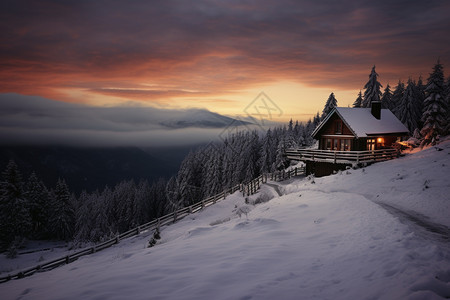 黄昏下美丽的山顶小屋图片