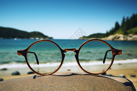沙滩上的眼镜图片