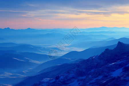 日出时美丽的雪山景观图片