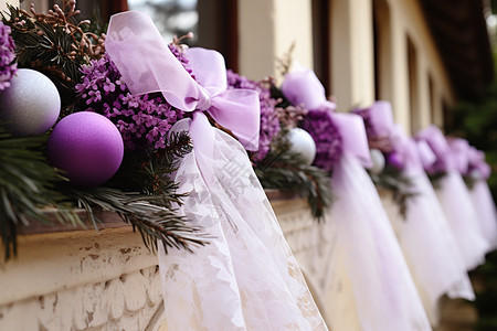 窗边的紫色系薄纱花卉装饰图片