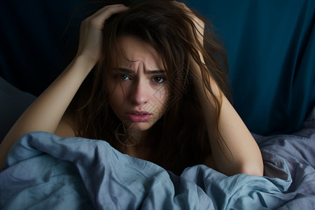 床上失眠焦虑的女子图片