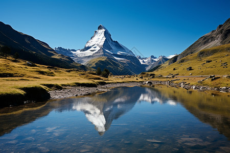 阿尔卑斯山下的湖泊景观图片