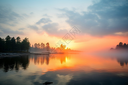 山间湖泊上美丽的日落图片