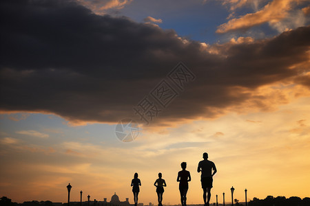 户外跑步锻炼的一家人图片