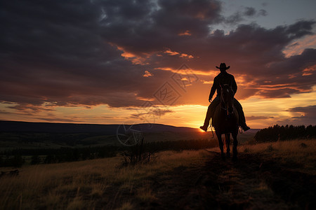 黄昏时骑马的牛仔图片