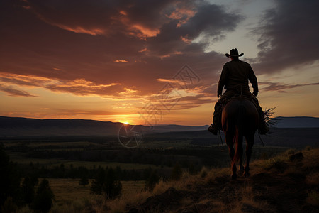 日落时山间的牛仔图片
