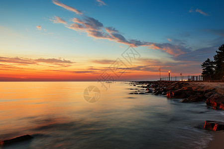 黄昏时海岸线的美丽景观图片