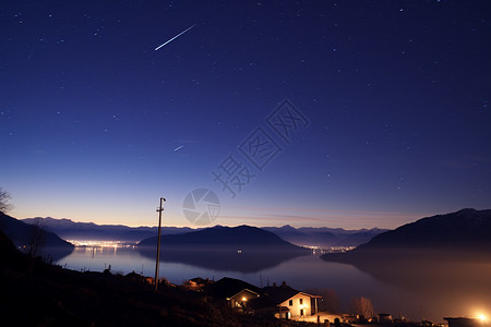 夜晚山间天空的美丽景观图片