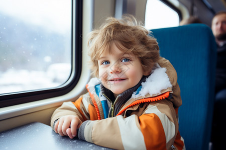 假期坐火车出行的小男孩图片