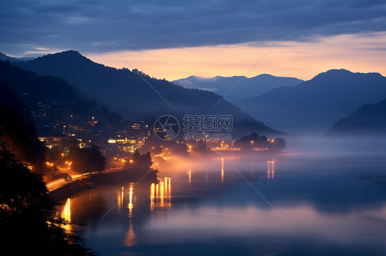 夜晚山边的建筑图片