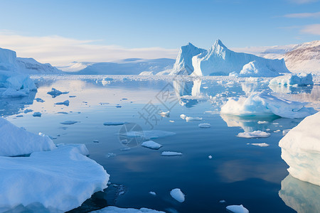 冰山群漂浮水中背景图片