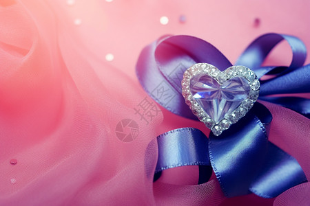 紫色绸带上的心形珠宝图片
