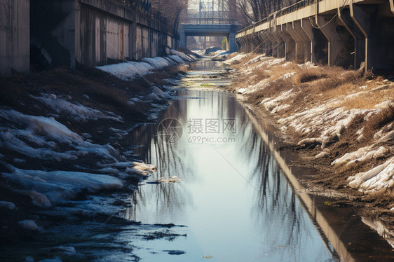 河道中污染的污水图片