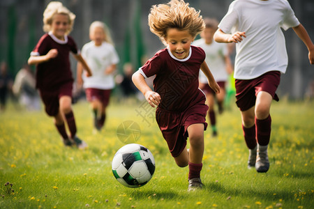 草坪中踢足球的孩子图片