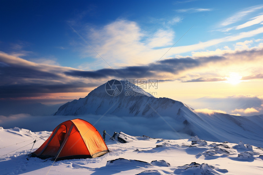 雪山中露营的帐篷图片