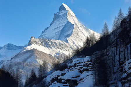 冬日雪山中的壮丽景色高清图片