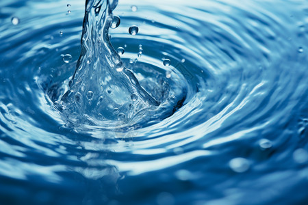 清澈的水珠在蓝色背景上形成水圈图片