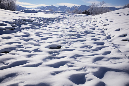 雪山中冰雪皑皑的山路背景图片