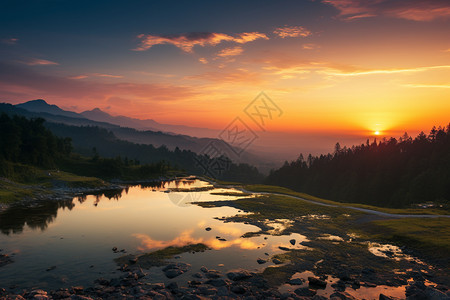 夕阳余晖下的山林与河流图片