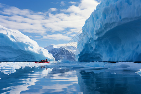 冰川中行驶的船只图片