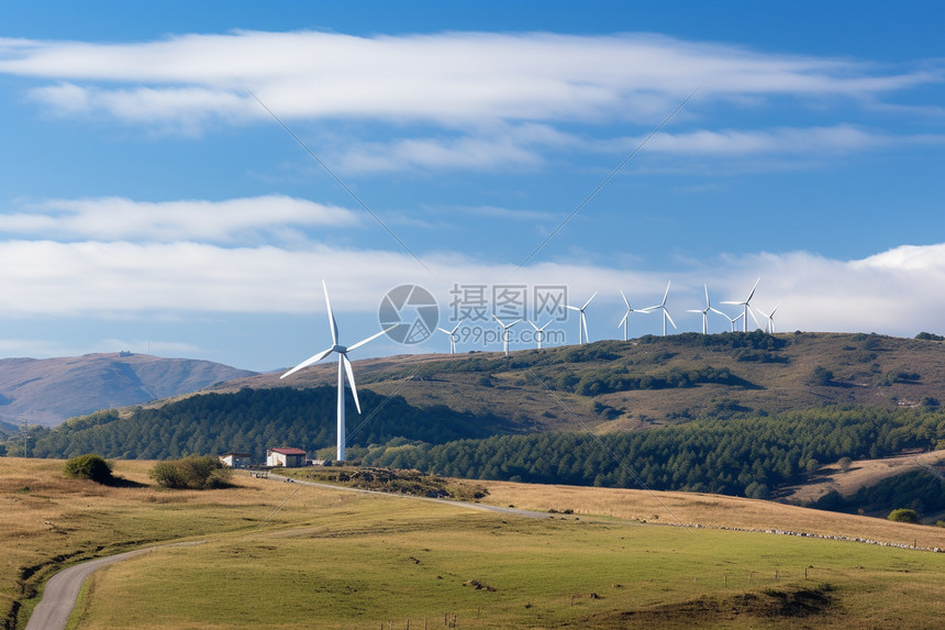 森林山脉中的风力发电涡轮机图片