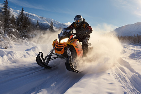 山脉中狂飙的越野雪地摩托图片