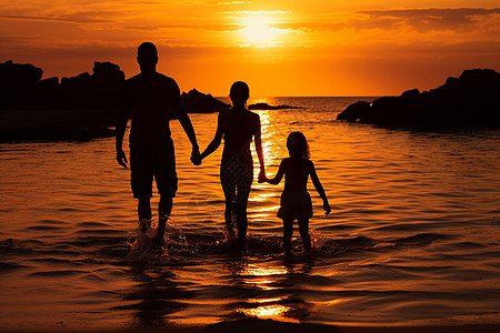 一家人在海滩上享受夏日傍晚图片