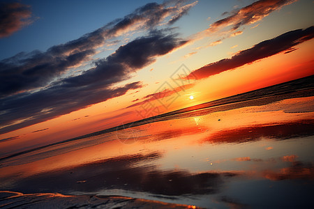美丽夕阳下的海滩图片