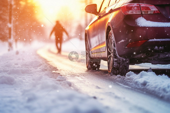 寒冷冬季道路上的汽车图片