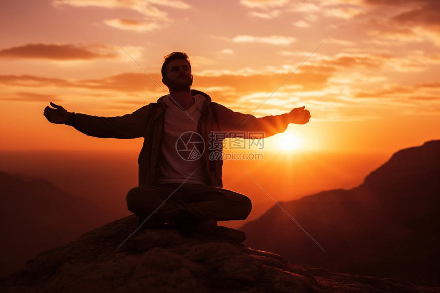 自信的登山者图片